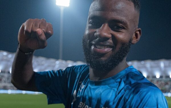 لماذا رفض تمبكتي 3 عروض وفضل البقاء في الهلال؟