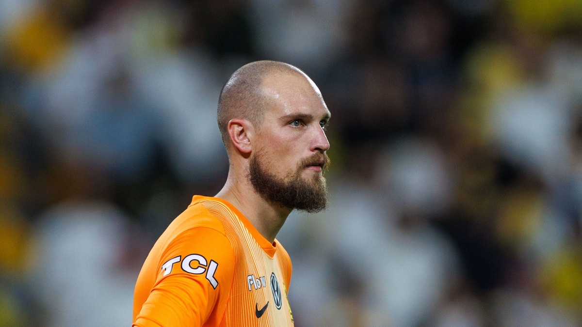 أرقام صادمة تكشف تراجع حارس الاتحاد بعد الإصابة والثنائية