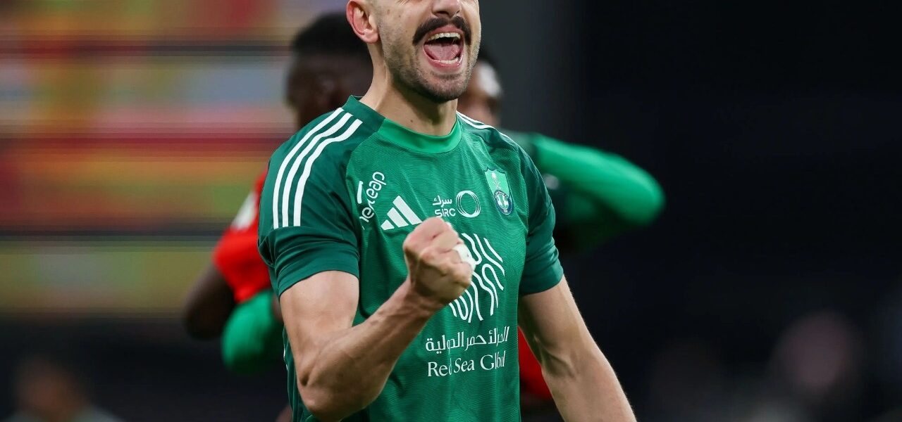 قرار يايسله بعدم التعجل في عودة مدافع الأهلي المصاب