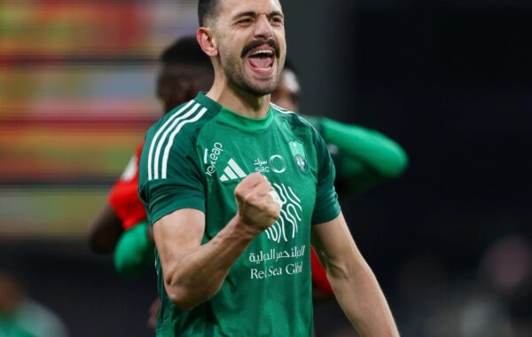 قرار يايسله بعدم التعجل في عودة مدافع الأهلي المصاب