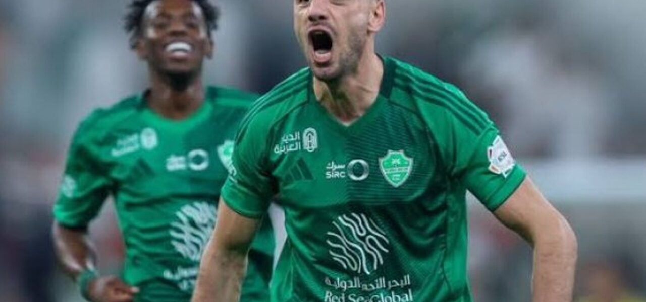 إصابة العضلة الضامة تبعد مدافع الأهلي عن مباراتين حاسمتين