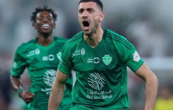 إصابة العضلة الضامة تبعد مدافع الأهلي عن مباراتين حاسمتين