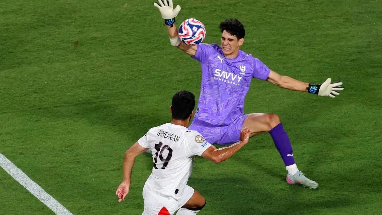 44 مباراة نظيفة تضع بونو في قمة حراس الهلال الأجانب