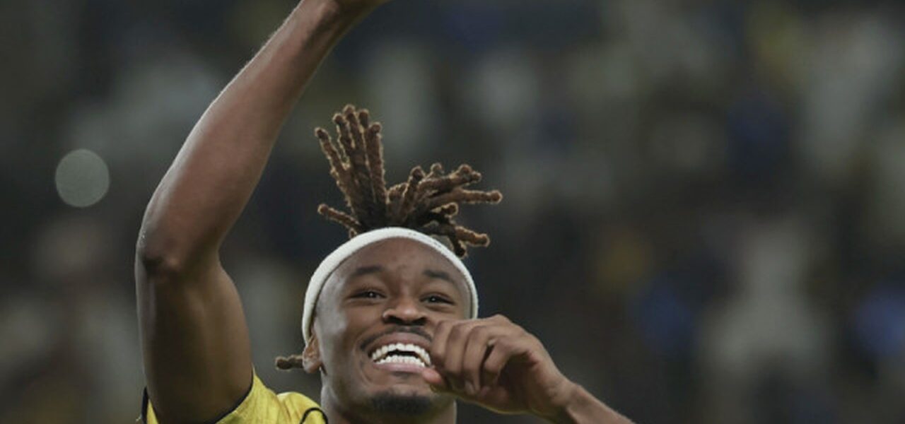 هدف متأخر في الوقت الضائع يمنح النصر الصدارة من الأهلي