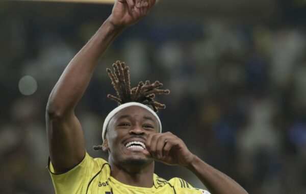 هدف متأخر في الوقت الضائع يمنح النصر الصدارة من الأهلي