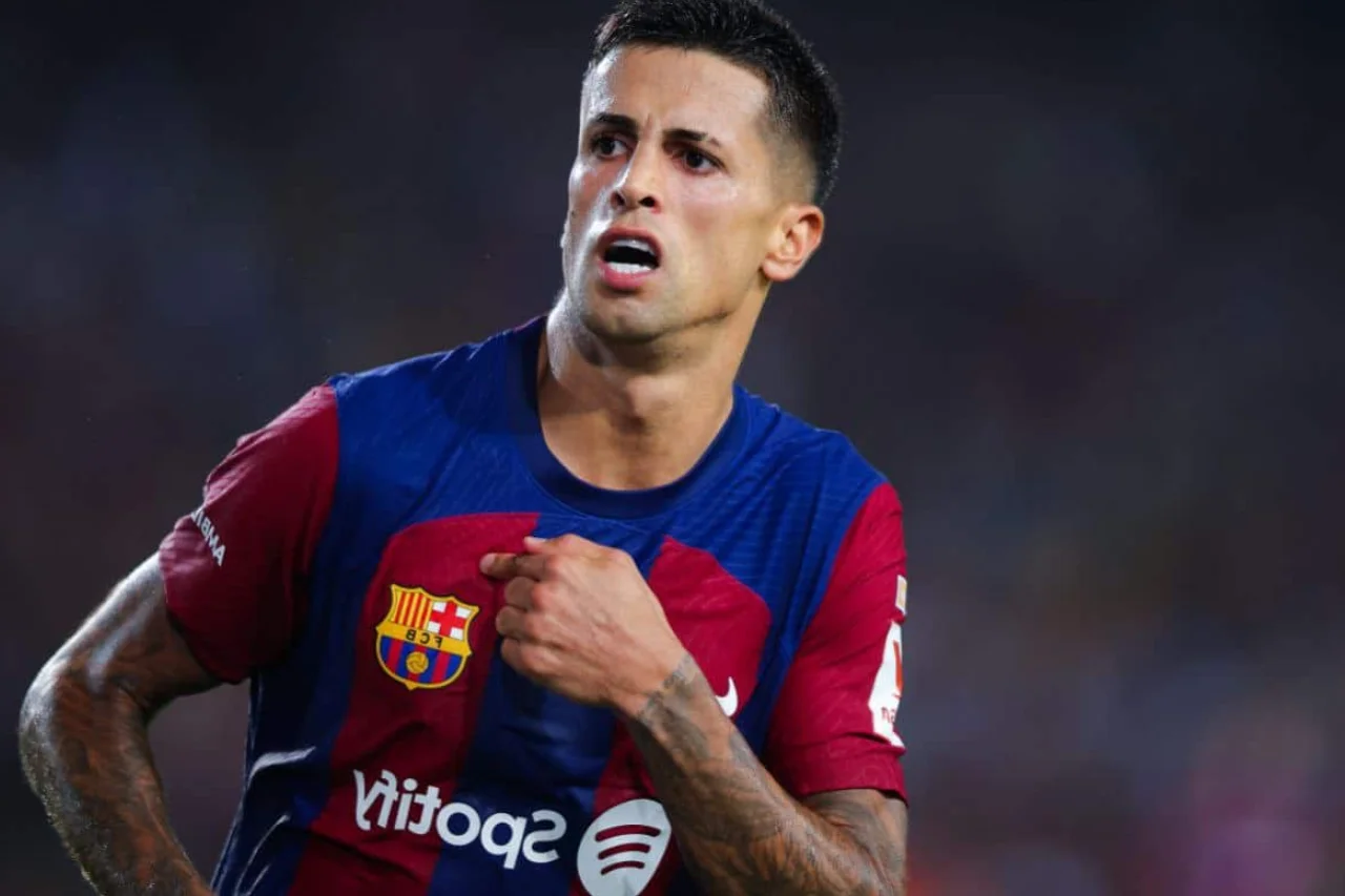 خطة برشلونة الجريئة: فسخ عقد كانسيلو مجاناً لتجنب 8 ملايين يورو