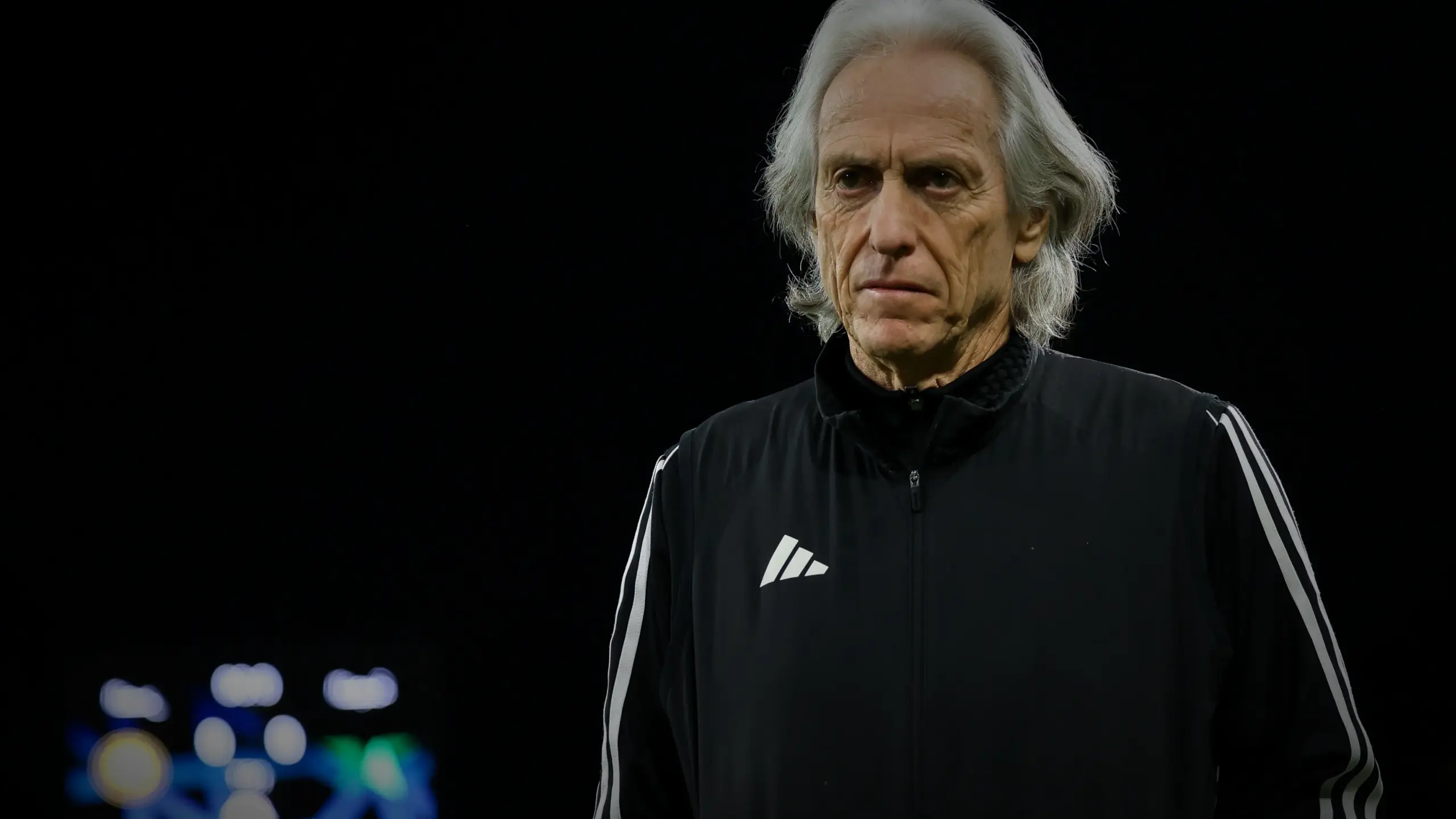 صمت المدرب البرتغالي يضع مستقبله في النصر على المحك وسط عروض المنتخبات