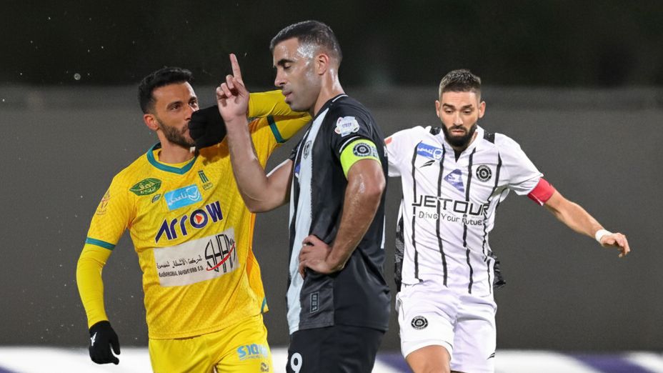 الشباب يهزم الأخدود 2-0 ويعود للتوازن في الدوري