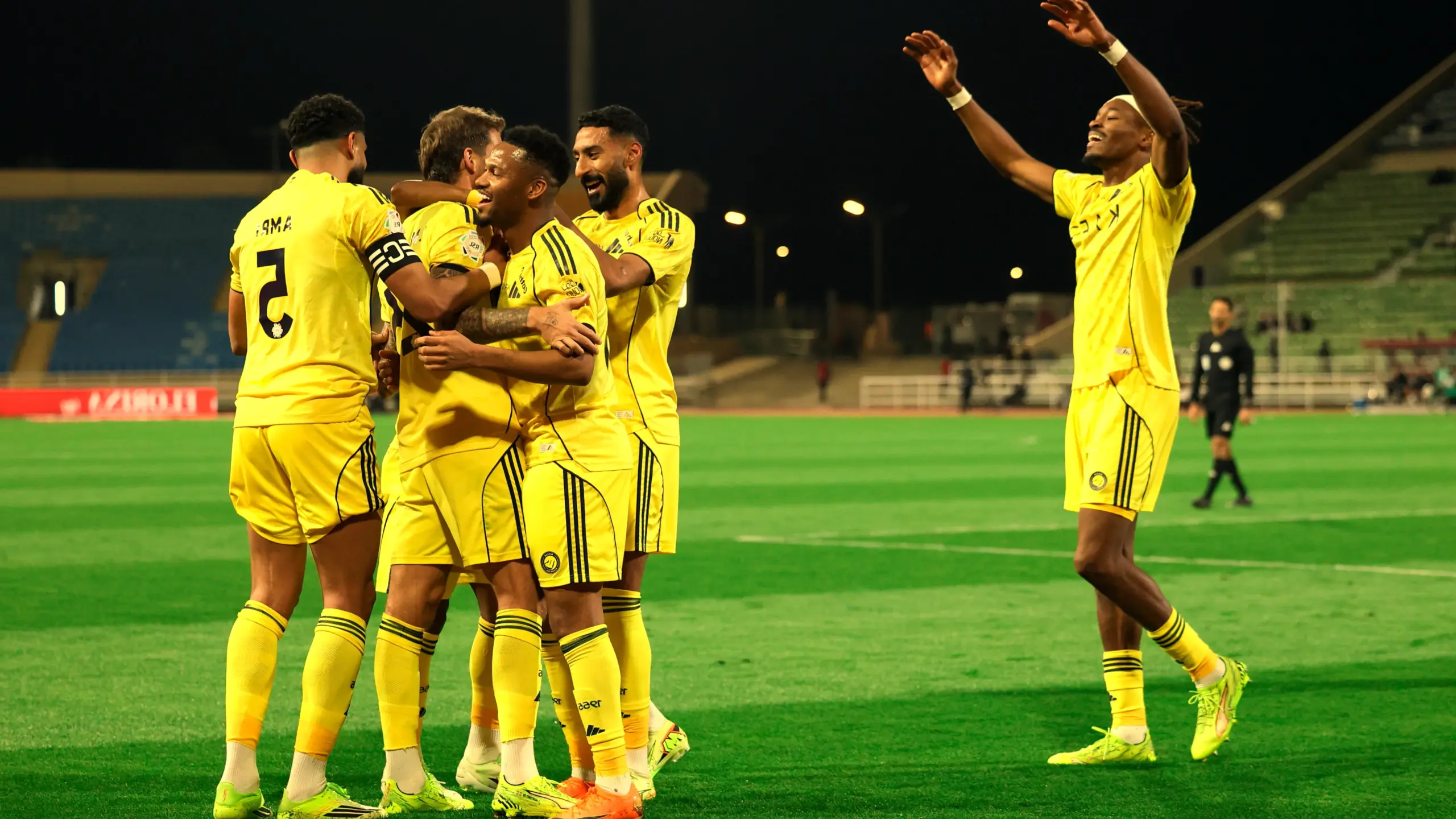 الصفقة الأضخم في تاريخ الرياضة بالشرق الأوسط تقترب من النادي الأصفر