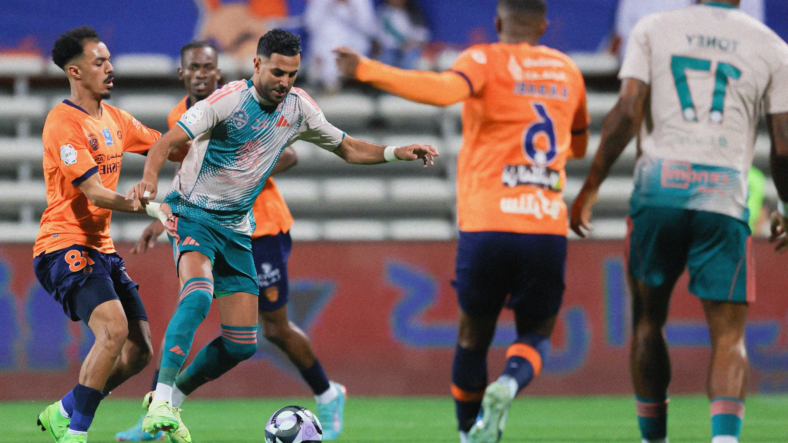 ماذا حدث في الشوط الثاني؟ الأهلي يتعادل مع الفيحاء في مباراة مثيرة