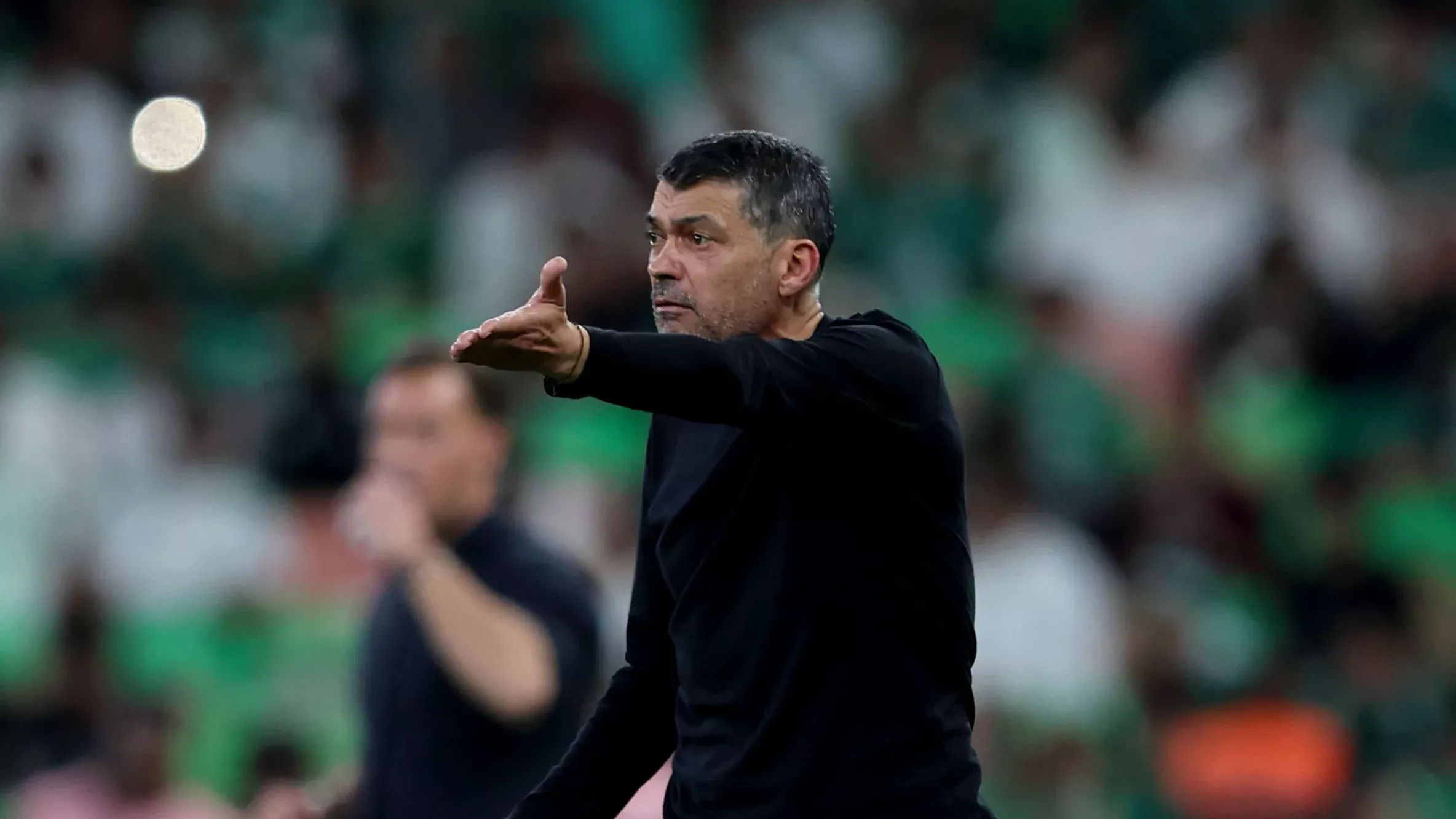 لماذا يريد سيرجيو كونسيساو مغادرة الاتحاد السعودي؟