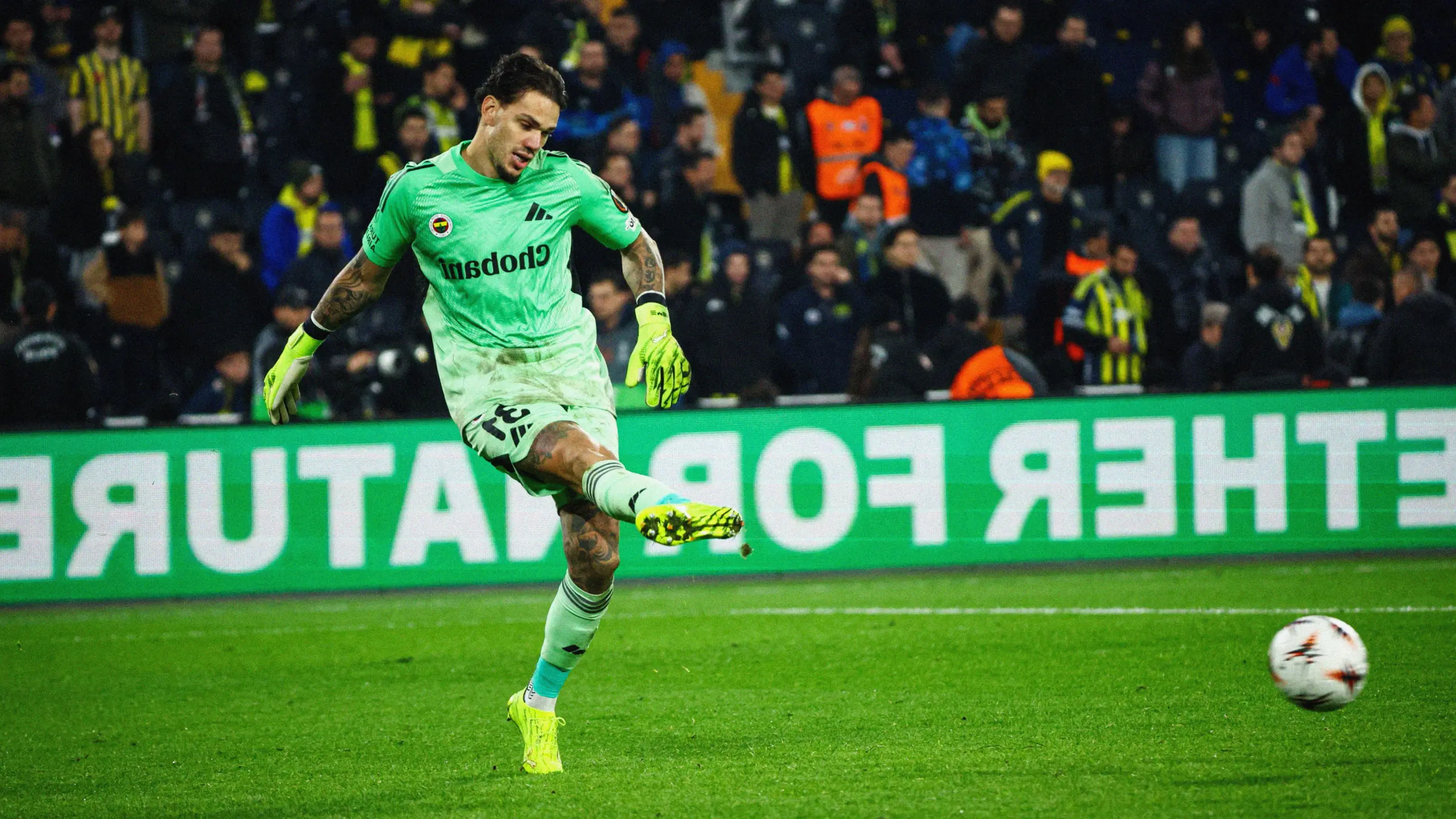 لماذا يغادر إيدرسون فنربخشة؟ وما تأثيره على الهلال؟