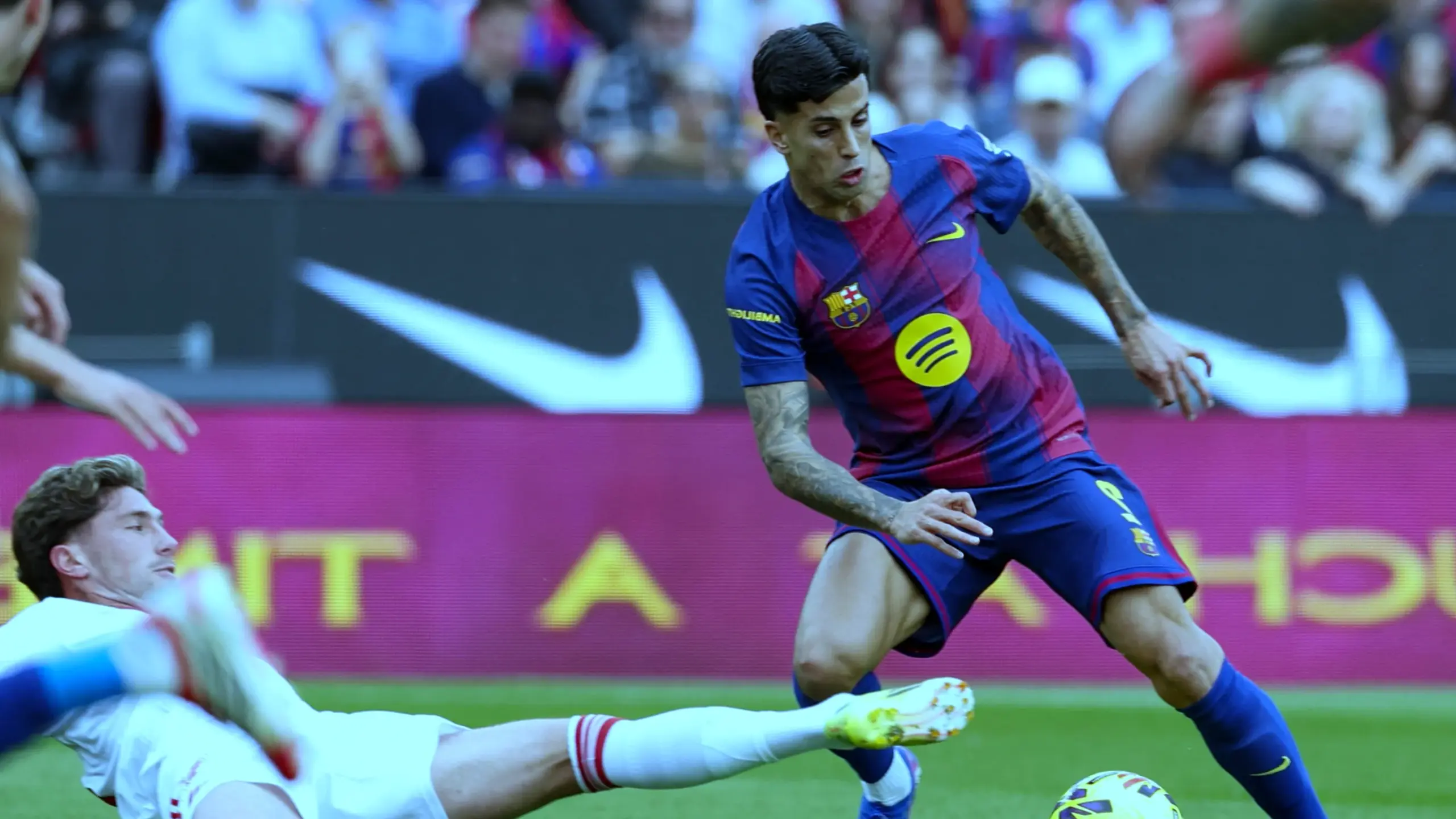 ماذا يخبئ المستقبل لجواو كانسيلو في برشلونة؟