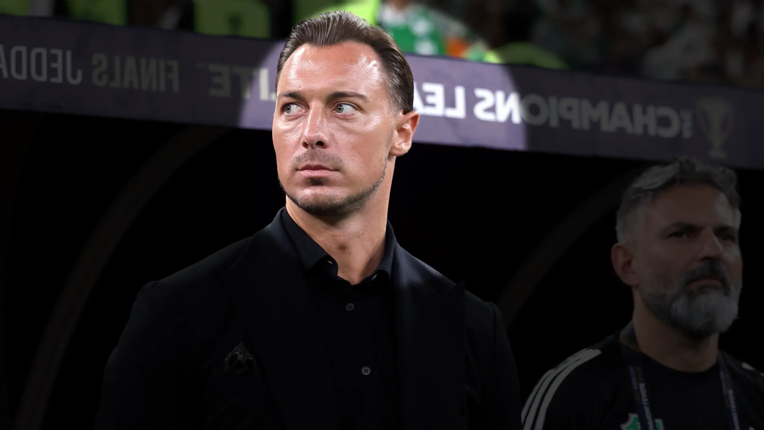 هل سيكون ميكي فان دي فين حلاً ل проблемы الدفاع في مانشستر يونايتد؟