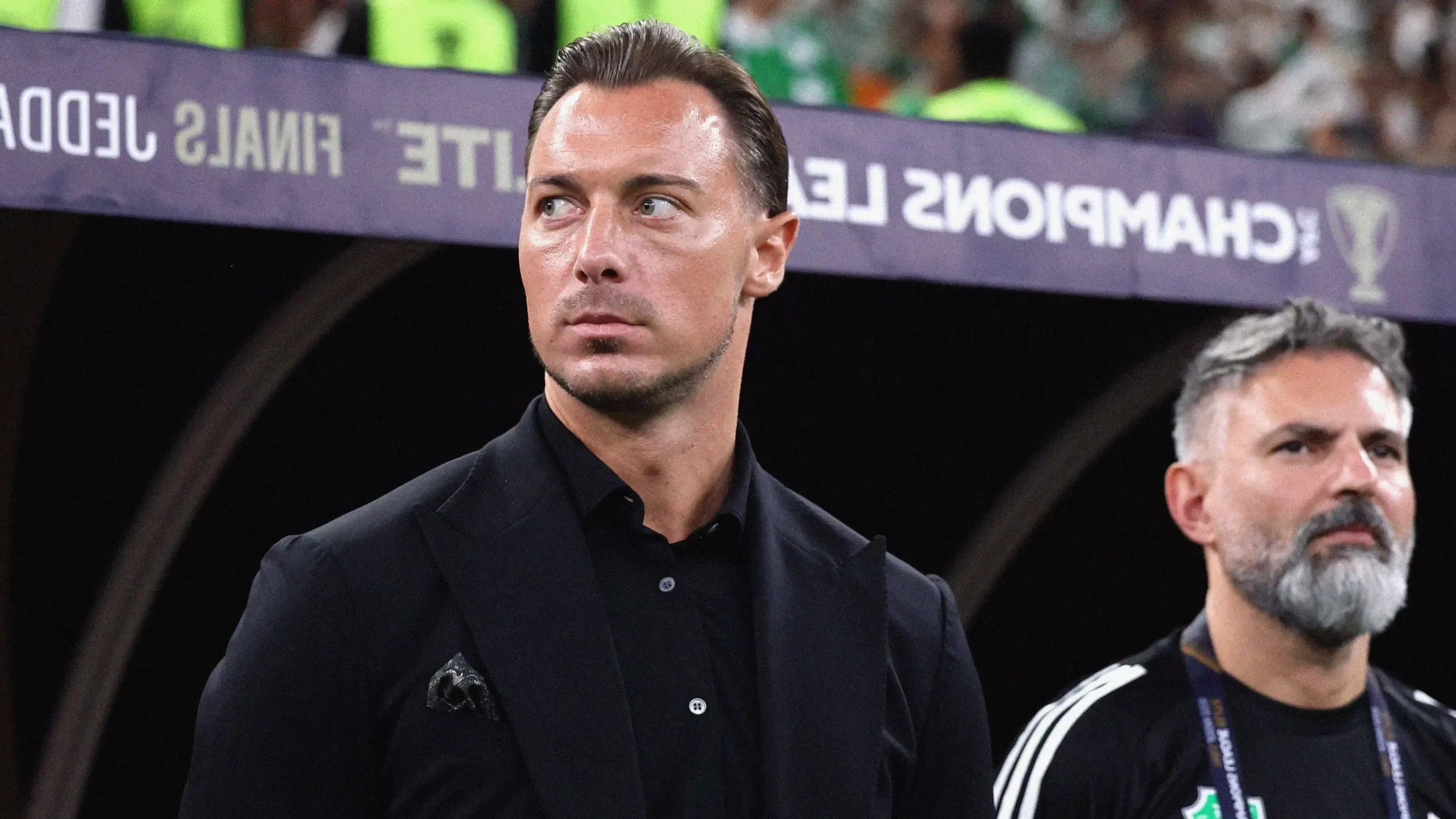 ماذا يريد مانشستر يونايتد من ميكي فان دي فين؟