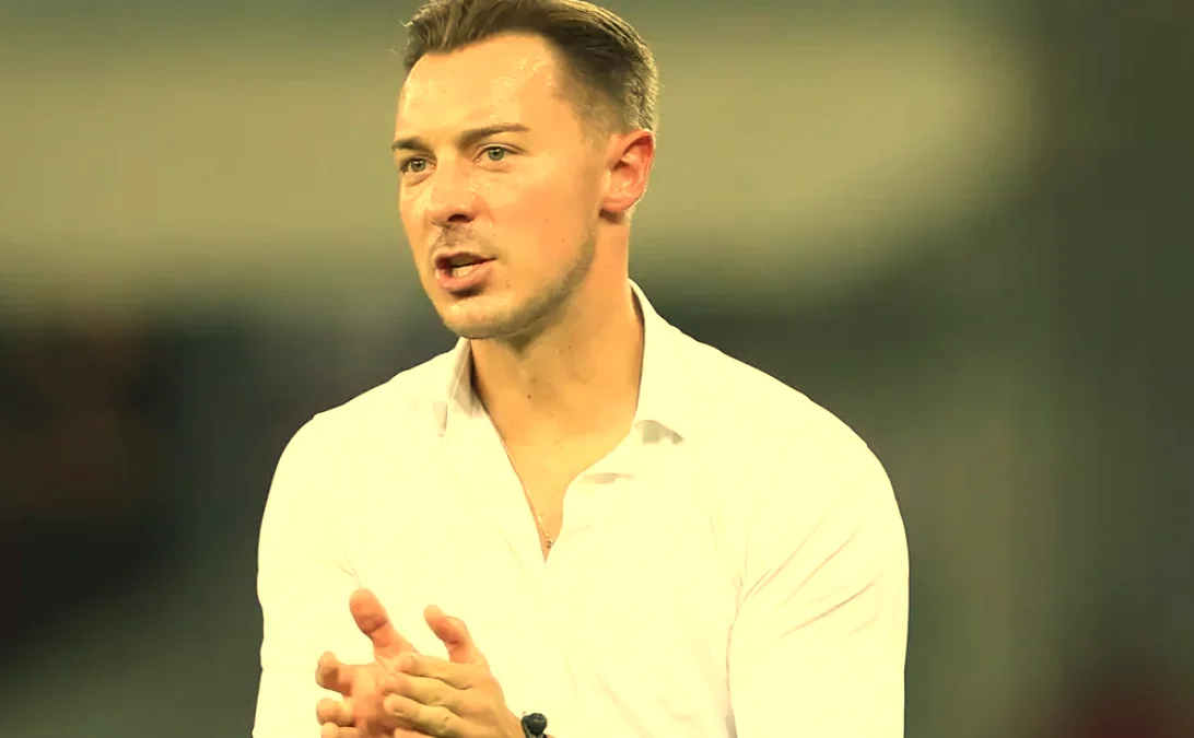 لماذا أشار مدرب الأهلي إلى اللون الأصفر في رده؟