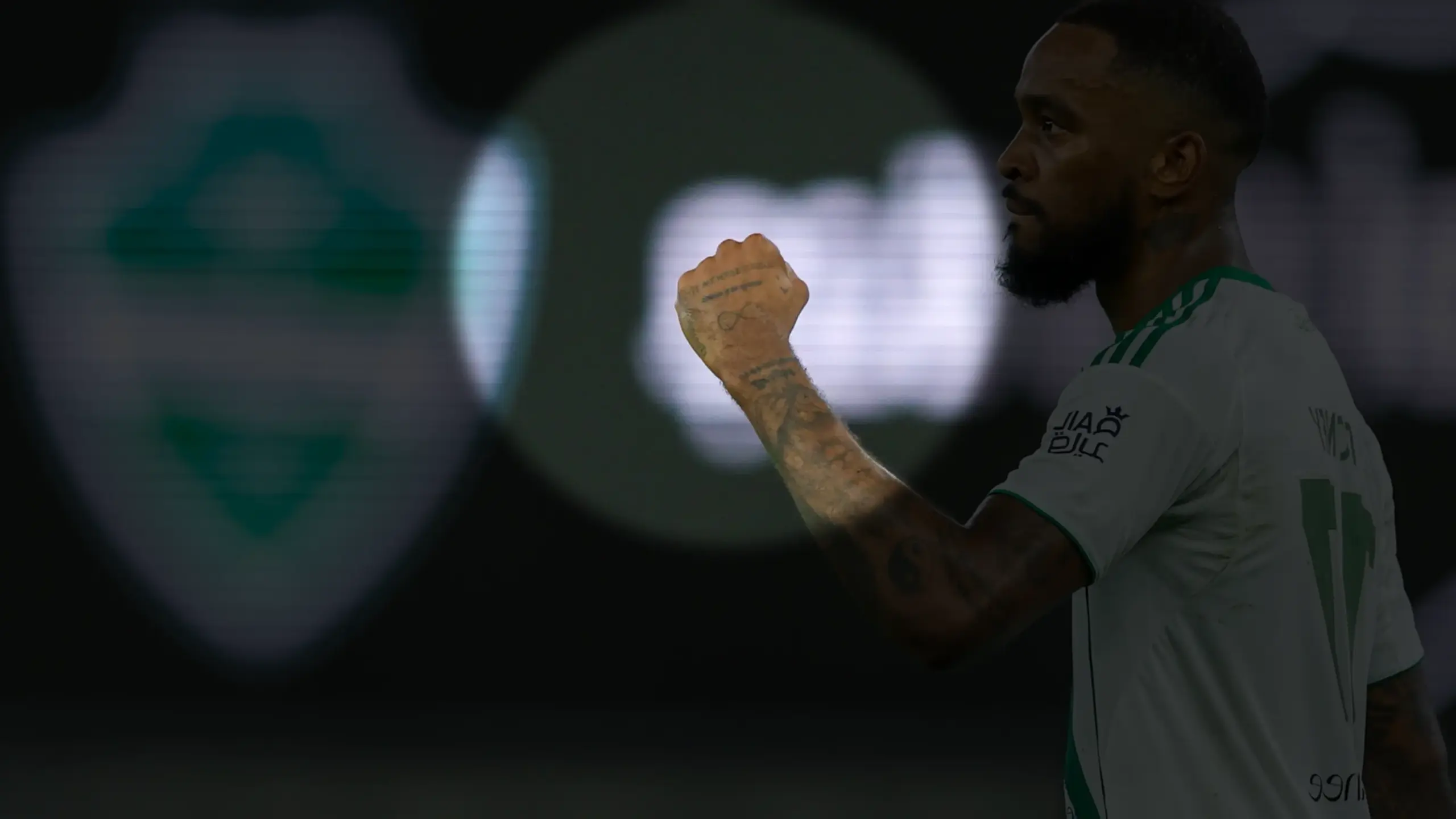 حكم محمد السماعيل يلغي ركلة جزاء الأهلي بعد استدعائه من حكام تقنية الفيديو: ماذا يعني هذا القرار؟