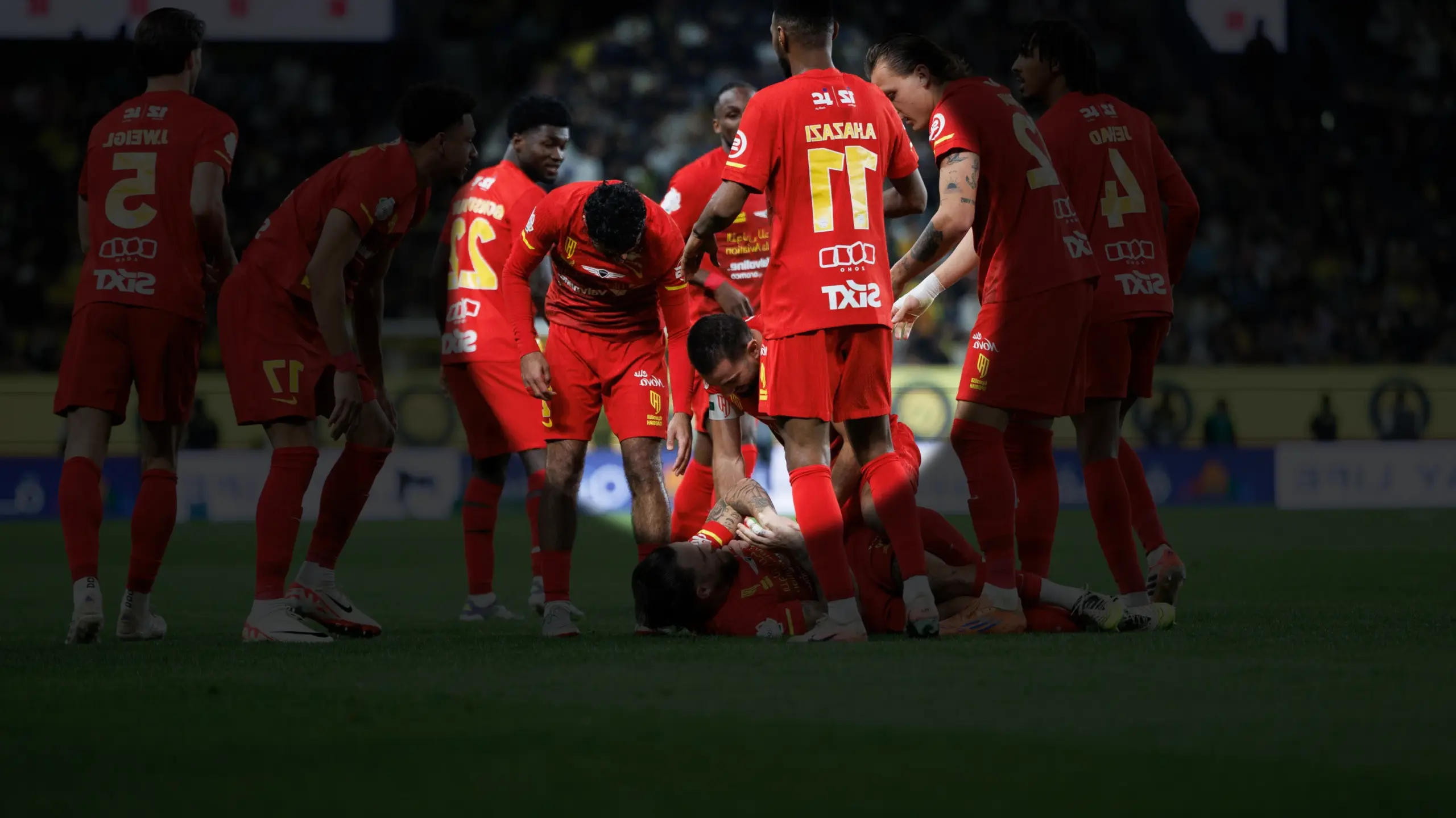 لماذا يعتبر ناتشو نموذجًا للخبرة والقيادة في الخط الخلفي في كرة القدم السعودية؟