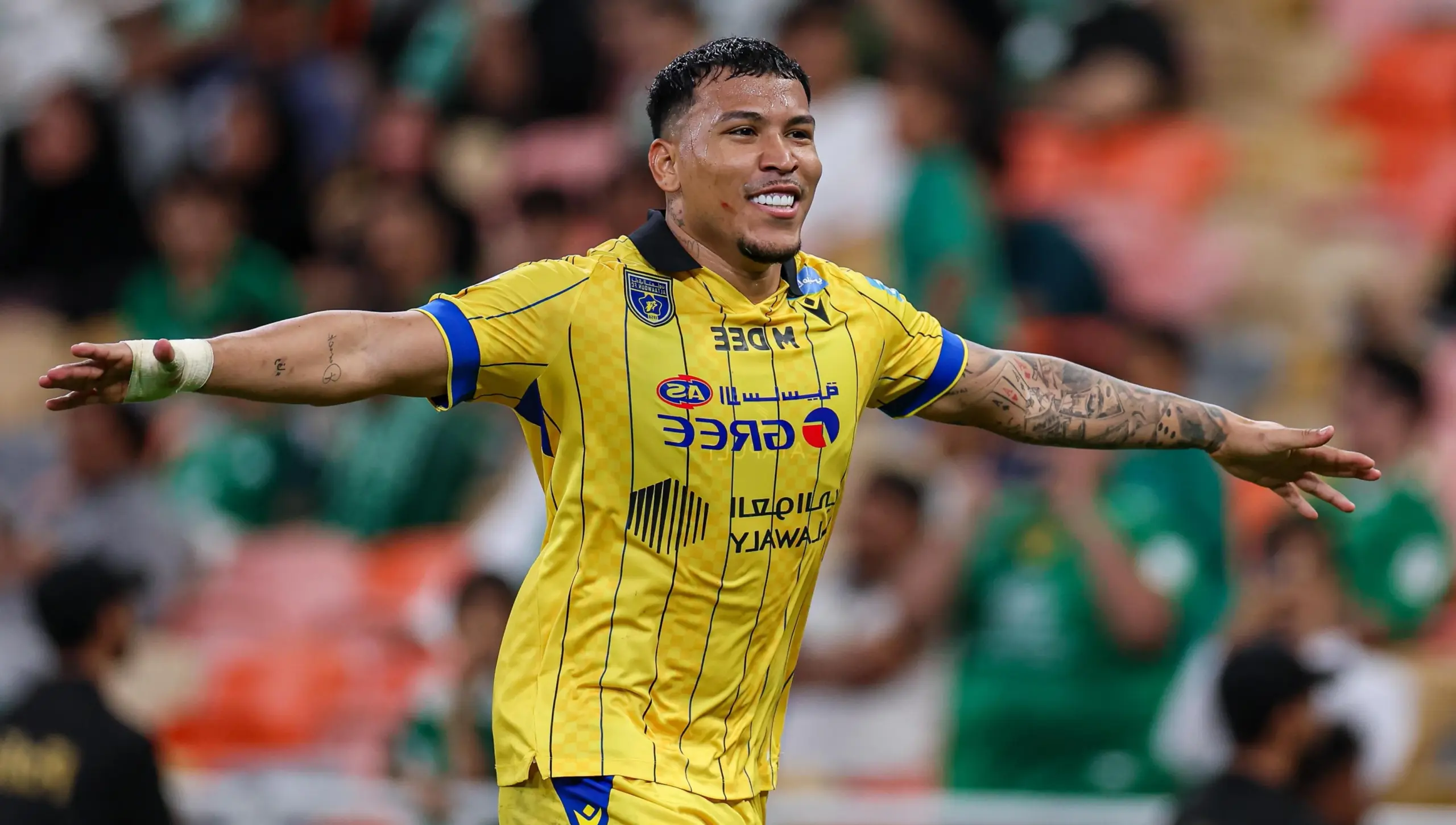 لماذا يعتبر روجر مارتينيز مرشحًا قويًا لجائزة أفضل لاعب من اختيار الجمهور للموسم الكروي 2025-2026؟