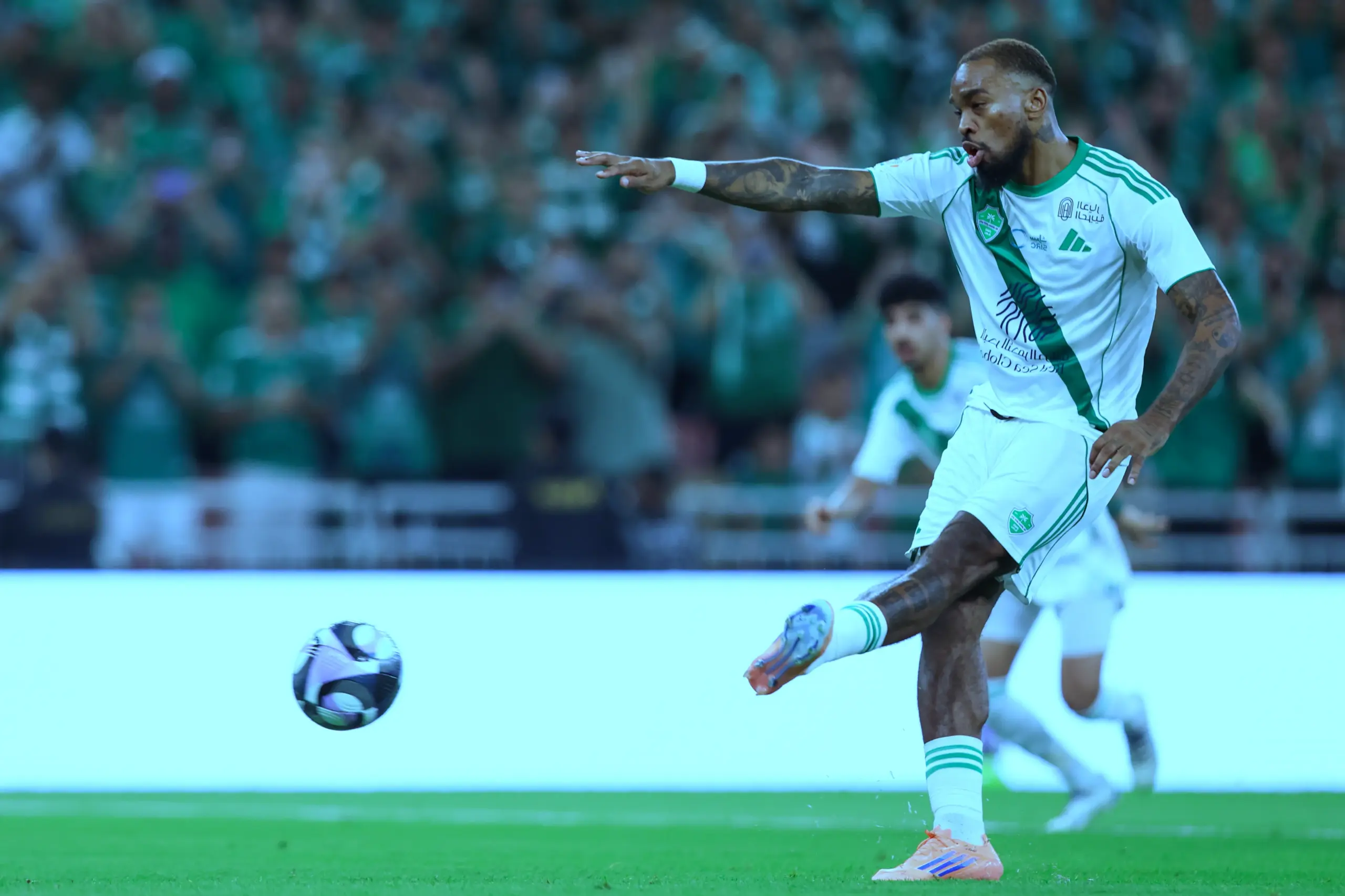 مواجهة الصدارة والهبوط: الأهلي يزور ضمك في اختبار الإرادة بالدوري السعودي