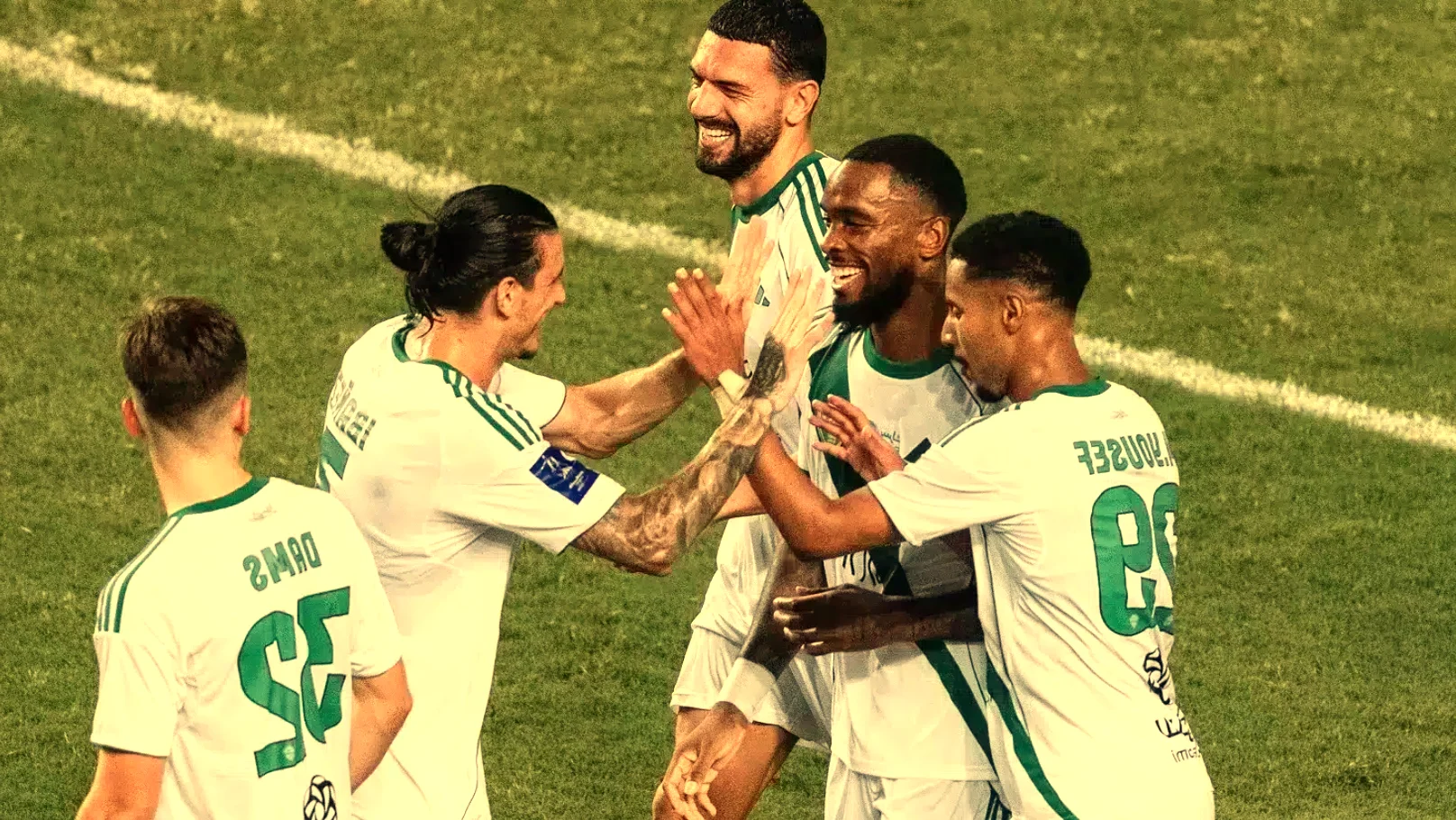 الغياب المفاجئ للظهير الأيمن يضع يايسله أمام اختبار صعب قبل موعدين حاسمين