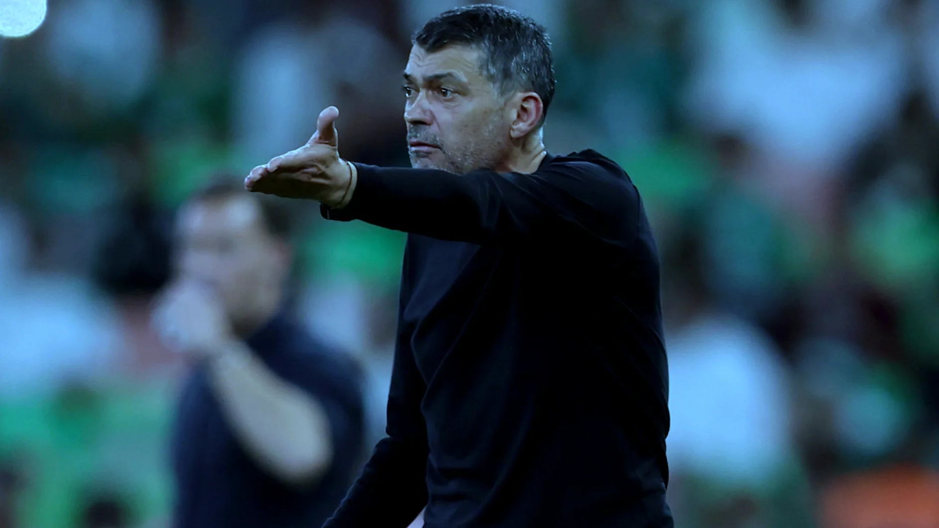 اللحظة التي تحول فيها انفعال المدرب إلى عناق ونداء عاطفي لإنقاذ الموسم