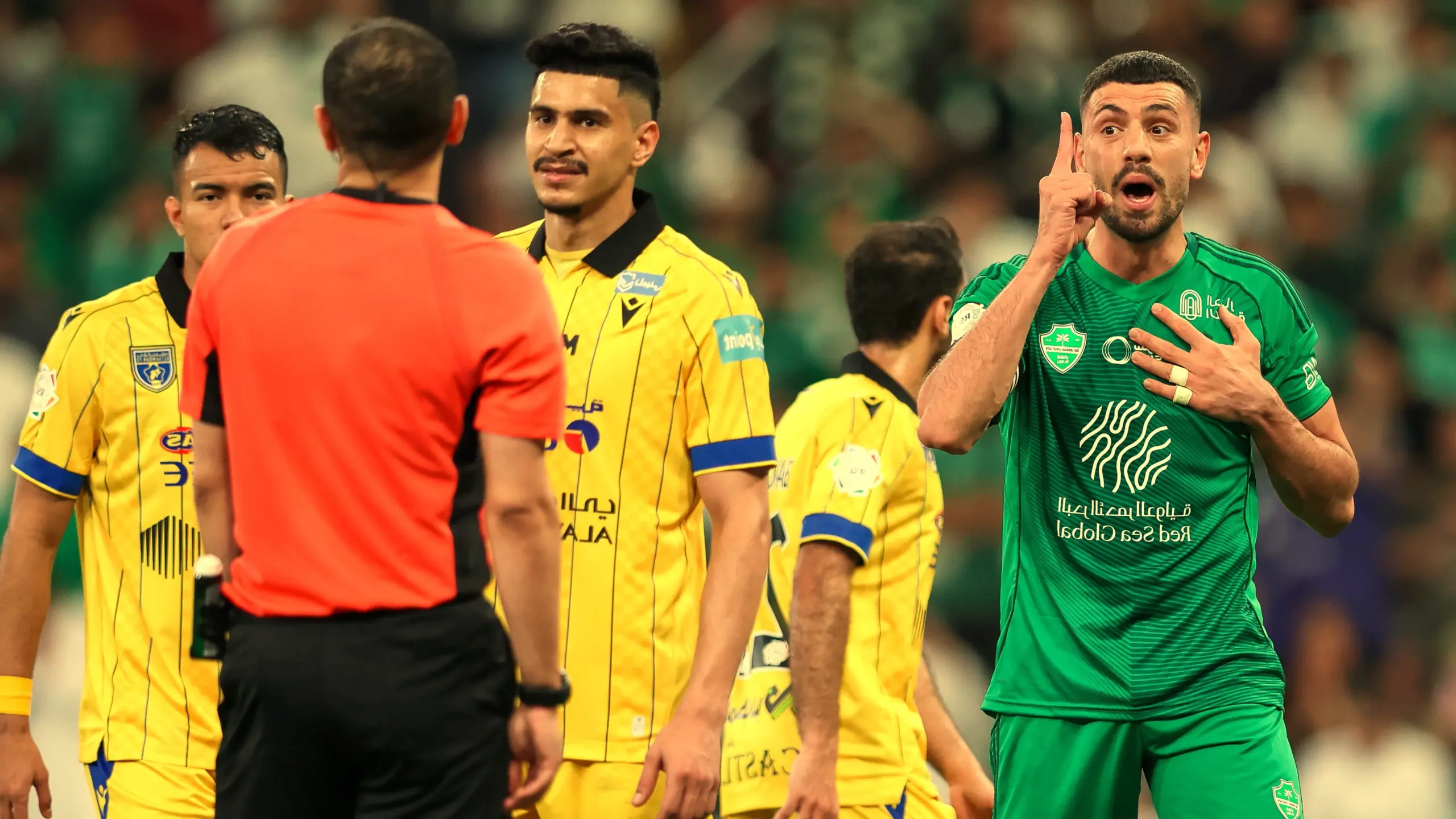 الثلاثي الكبير يتنافس على الظهير الدولي بعد قراره المصيري