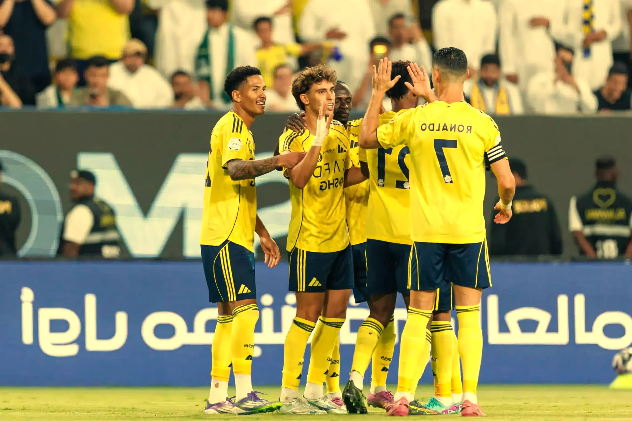 المدرب البرتغالي يصف المباريات المتبقية بـ’النهائيات’ ويستبعد نجمين من حسابات الفريق