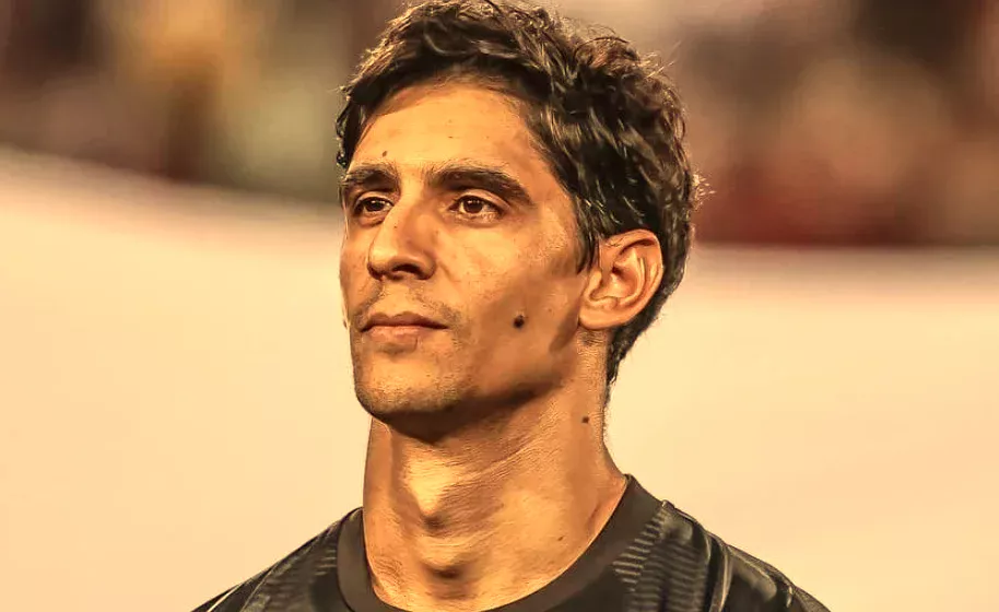 لماذا يحتفل ناديان من قارتين مختلفتين بعيد ميلاد حارس واحد؟